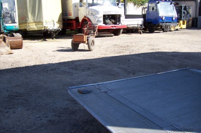 Transporter mit Koffer IVECO 80,180