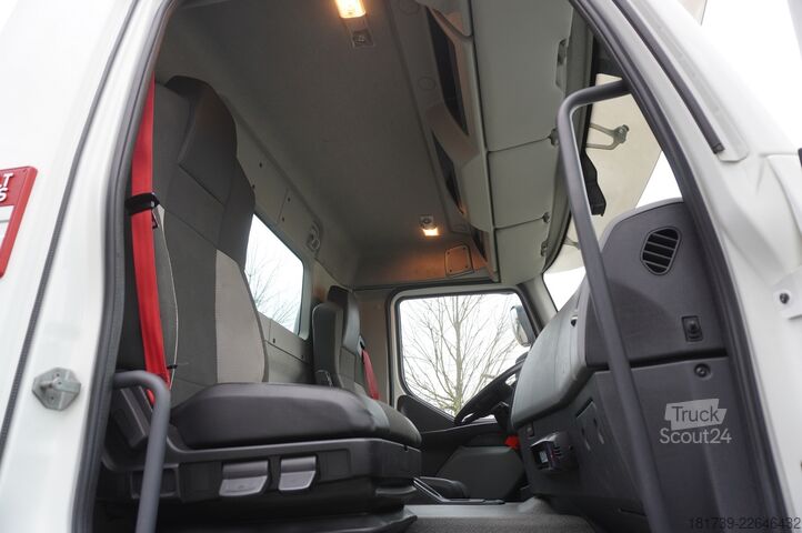 Plataforma con grúa Renault C280 DTI 8 / FASSI crane 5.6T / 560 mth