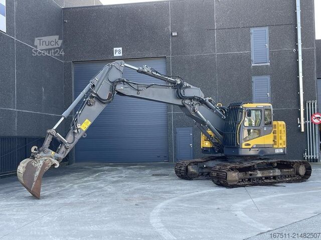 Pelle sur chenilles Volvo ECR 235 DL