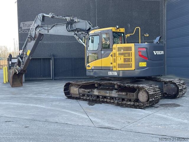 Pelle sur chenilles Volvo ECR 235 DL