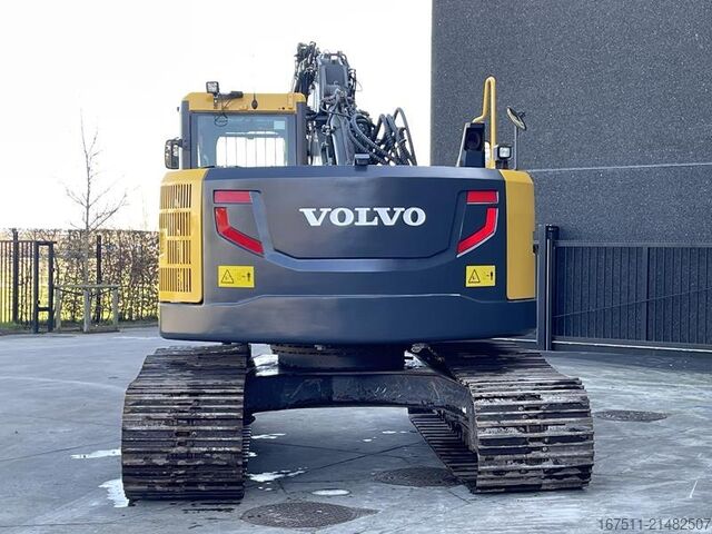 Pelle sur chenilles Volvo ECR 235 DL