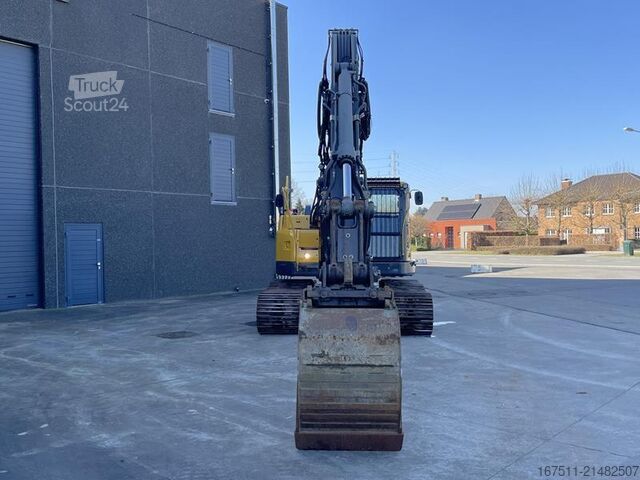 Pelle sur chenilles Volvo ECR 235 DL