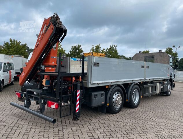 Lastbil med flak SCANIA P 320 BL 7.4m Pritsche/ Atlas 126.3+FB/ 10m=1.4t