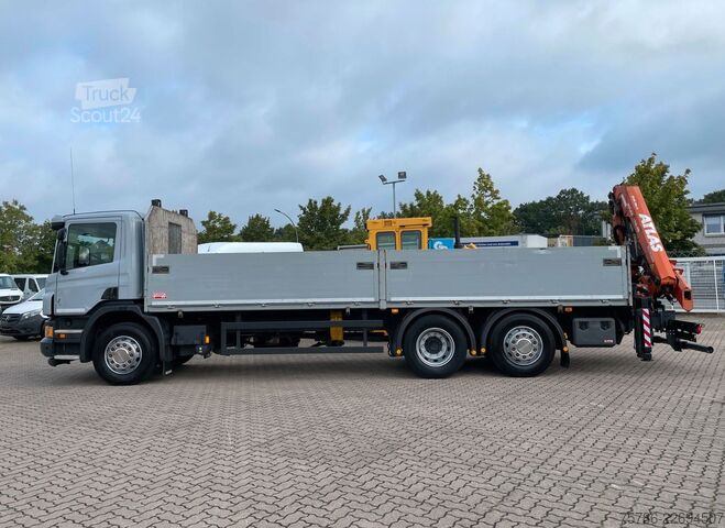 Lastbil med flak SCANIA P 320 BL 7.4m Pritsche/ Atlas 126.3+FB/ 10m=1.4t