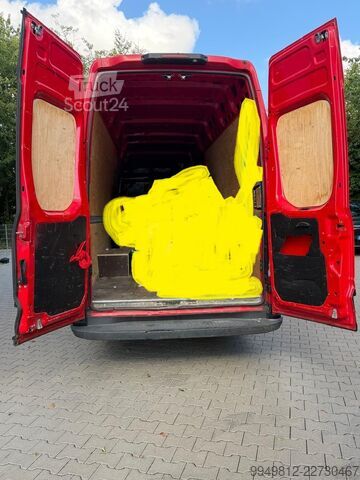 Korkea kattomallinen, pitkällä akselivälillä varustettu umpipakettiauto Iveco Bus 35c17