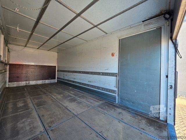 Vrachtwagen met bakwagen IVECO Eurocargo 120E28 / Ladebordwand
