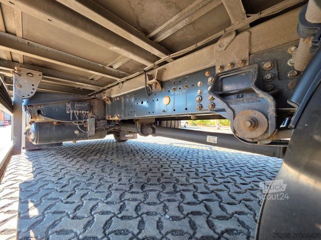 Vrachtwagen met bakwagen IVECO Eurocargo 120E28 / Ladebordwand