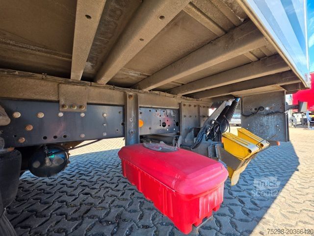 Vrachtwagen met bakwagen IVECO Eurocargo 120E28 / Ladebordwand