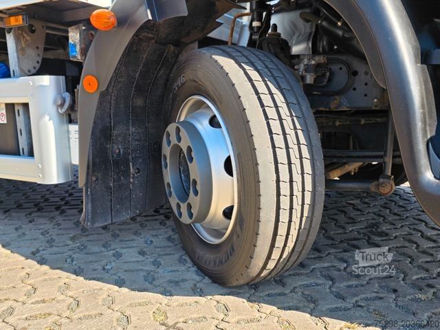 Vrachtwagen met bakwagen IVECO Eurocargo 120E28 / Ladebordwand