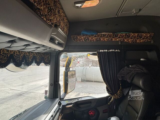 Platós teherautó ponyvával SCANIA 