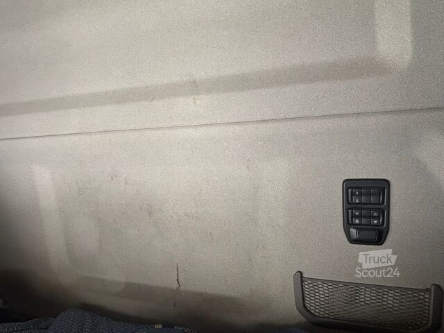 Platós teherautó ponyvával SCANIA 