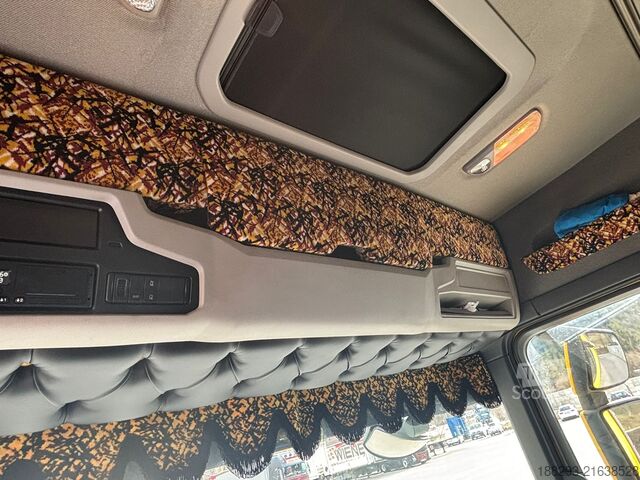 Platós teherautó ponyvával SCANIA 