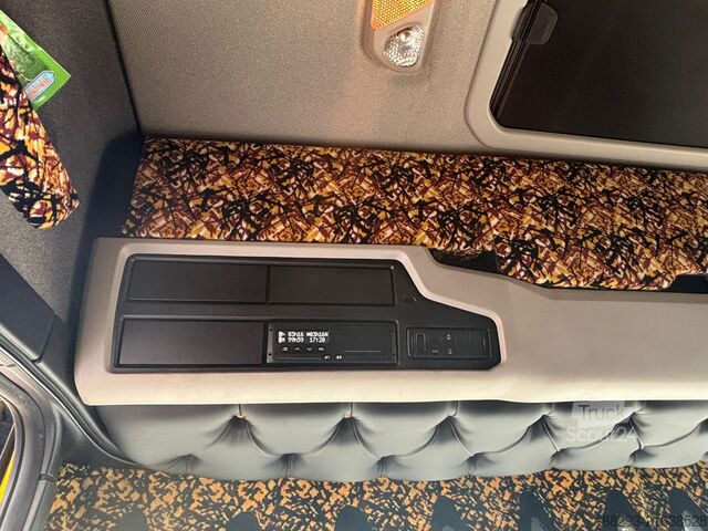 Platós teherautó ponyvával SCANIA 