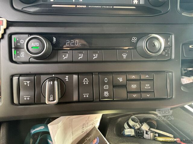 Platós teherautó ponyvával SCANIA 