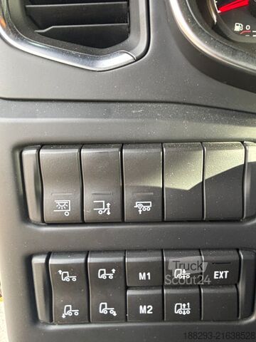 Platós teherautó ponyvával SCANIA 