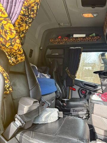 Platós teherautó ponyvával SCANIA 