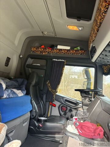 Platós teherautó ponyvával SCANIA 