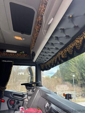 Platós teherautó ponyvával SCANIA