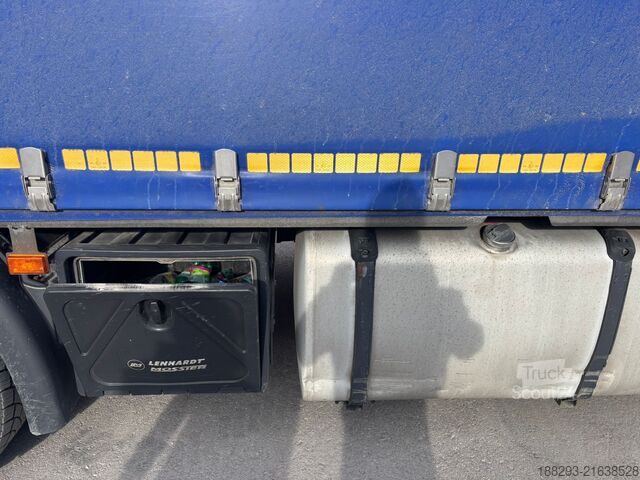 Platós teherautó ponyvával SCANIA