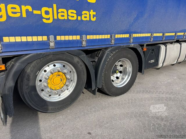 Platós teherautó ponyvával SCANIA 