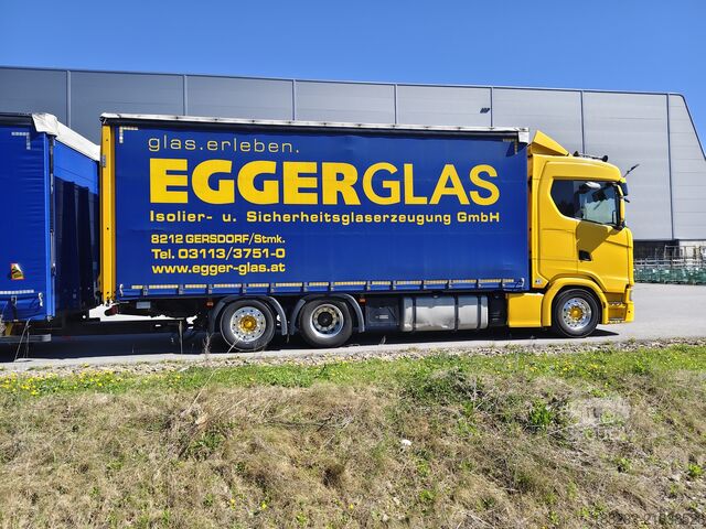 Valníkový nákladní automobil s plachtou SCANIA 