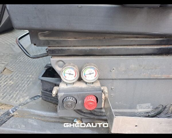 Testreszabott furgon IVECO DAILY 70C17 CON GRUPPO FRIGO PATENTE C