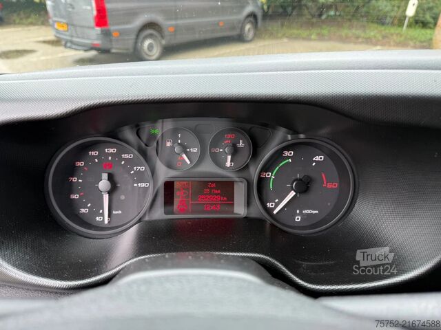 Bestelwagen dubbele cabine Iveco Daily 50C17 LBW Aanhangerkoppeling 6500 KG! Airco