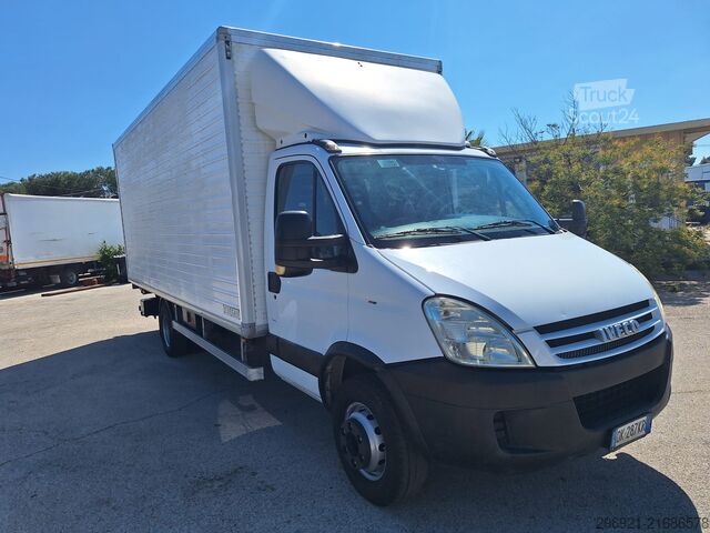 Zaprt kombi z zadnjo dvižno ploščadjo Iveco DAILY 60C15