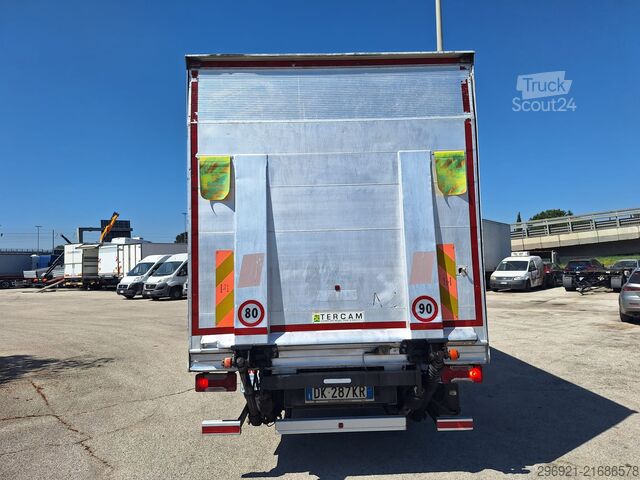 Zaprt kombi z zadnjo dvižno ploščadjo Iveco DAILY 60C15