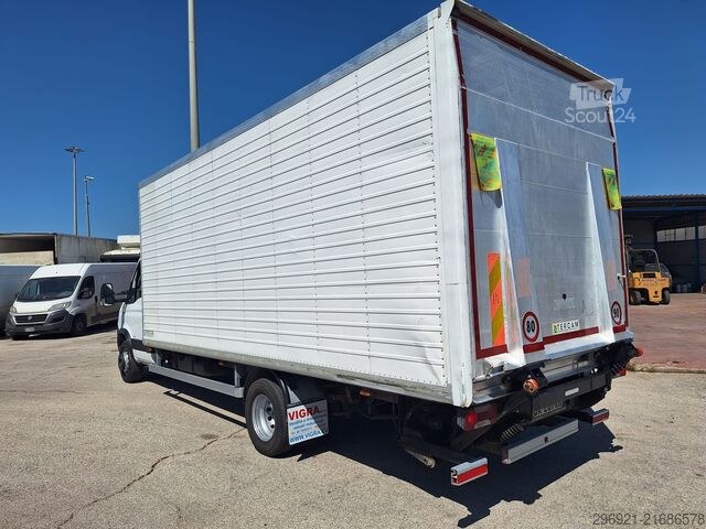 Zaprt kombi z zadnjo dvižno ploščadjo Iveco DAILY 60C15