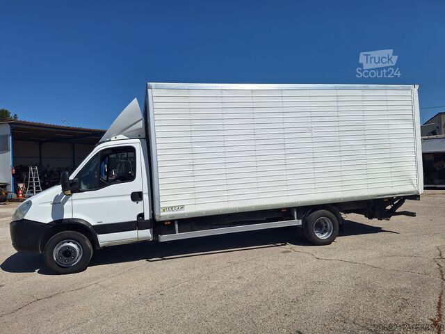 Zaprt kombi z zadnjo dvižno ploščadjo Iveco DAILY 60C15
