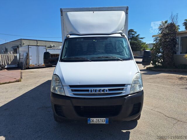 Zaprt kombi z zadnjo dvižno ploščadjo Iveco DAILY 60C15