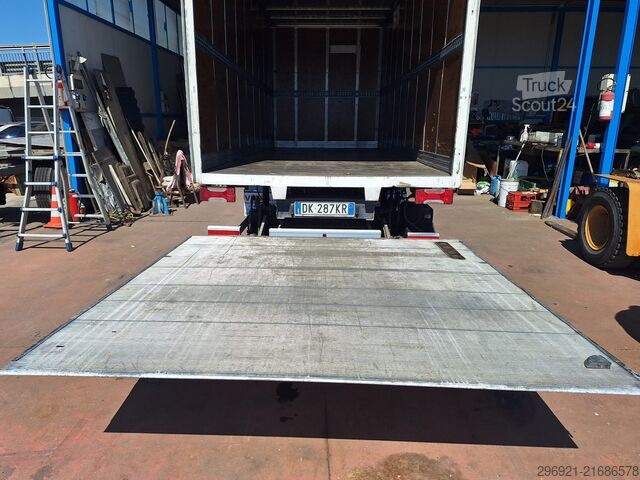 Zaprt kombi z zadnjo dvižno ploščadjo Iveco DAILY 60C15