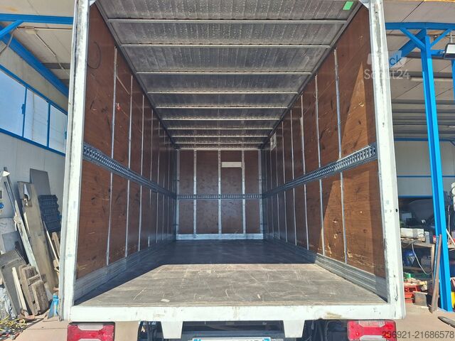 Zaprt kombi z zadnjo dvižno ploščadjo Iveco DAILY 60C15