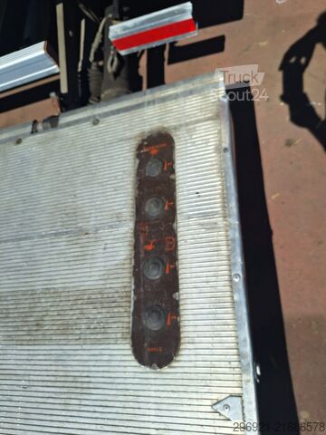 Zaprt kombi z zadnjo dvižno ploščadjo Iveco DAILY 60C15