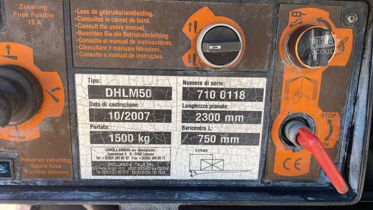 Zaprt kombi z zadnjo dvižno ploščadjo Iveco DAILY 60C15