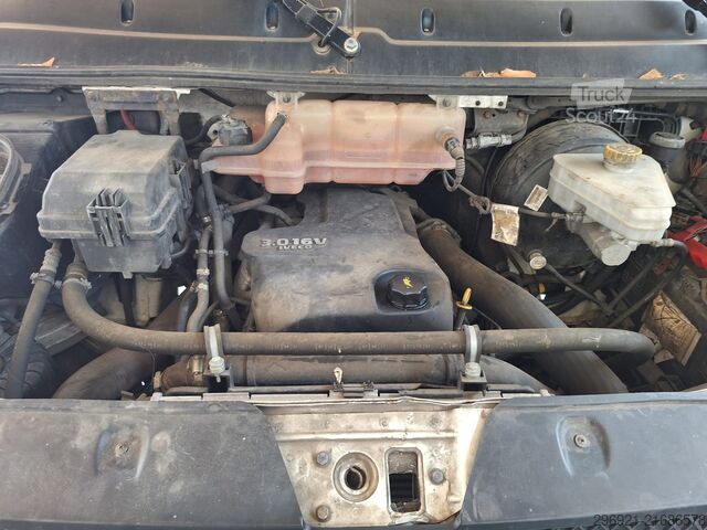 Zaprt kombi z zadnjo dvižno ploščadjo Iveco DAILY 60C15