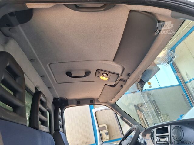 Zaprt kombi z zadnjo dvižno ploščadjo Iveco DAILY 60C15