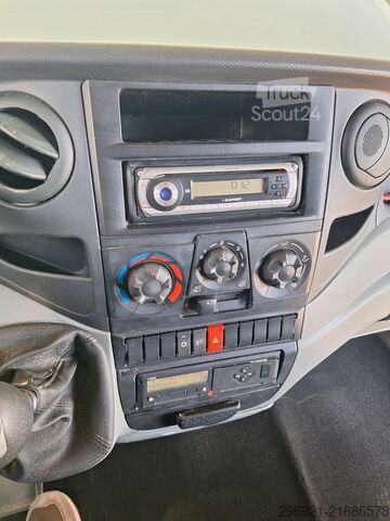 Zaprt kombi z zadnjo dvižno ploščadjo Iveco DAILY 60C15