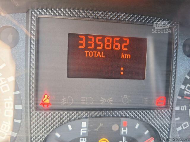 Zaprt kombi z zadnjo dvižno ploščadjo Iveco DAILY 60C15