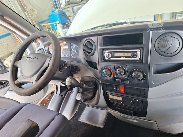 Zaprt kombi z zadnjo dvižno ploščadjo Iveco DAILY 60C15