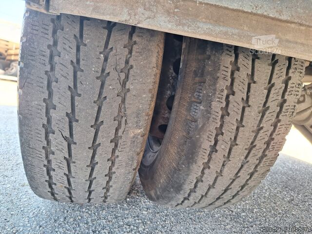 Zaprt kombi z zadnjo dvižno ploščadjo Iveco DAILY 60C15