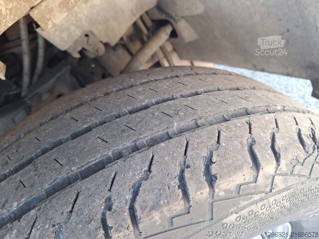 Zaprt kombi z zadnjo dvižno ploščadjo Iveco DAILY 60C15