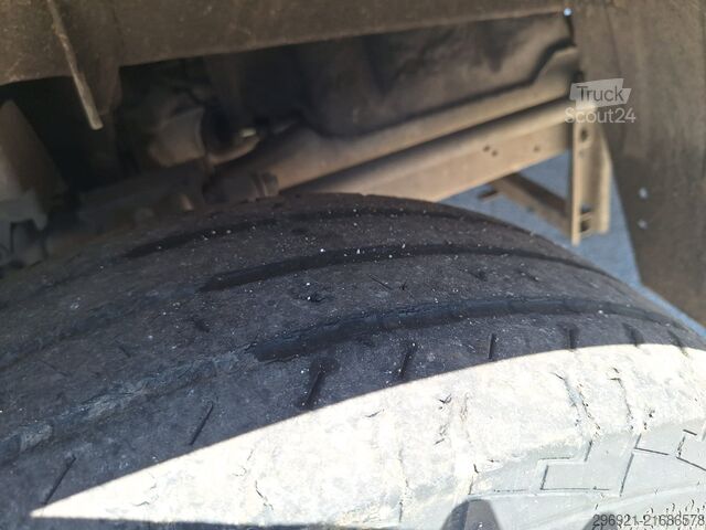 Zaprt kombi z zadnjo dvižno ploščadjo Iveco DAILY 60C15