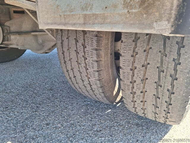 Zaprt kombi z zadnjo dvižno ploščadjo Iveco DAILY 60C15