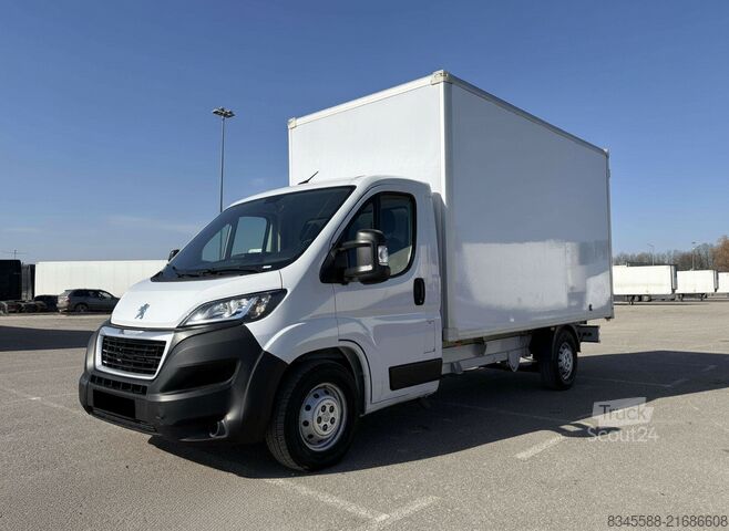 Transporter mit Koffer Peugeot Boxer