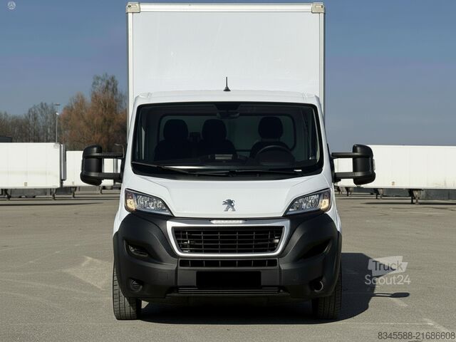 Transporter mit Koffer Peugeot Boxer