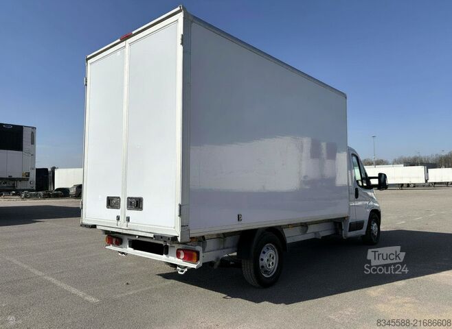 Transporter mit Koffer Peugeot Boxer