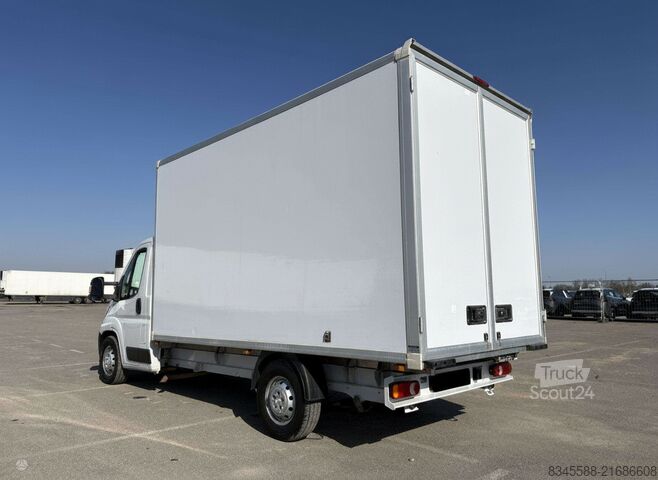 Transporter mit Koffer Peugeot Boxer