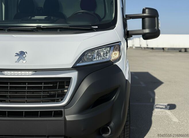 Transporter mit Koffer Peugeot Boxer